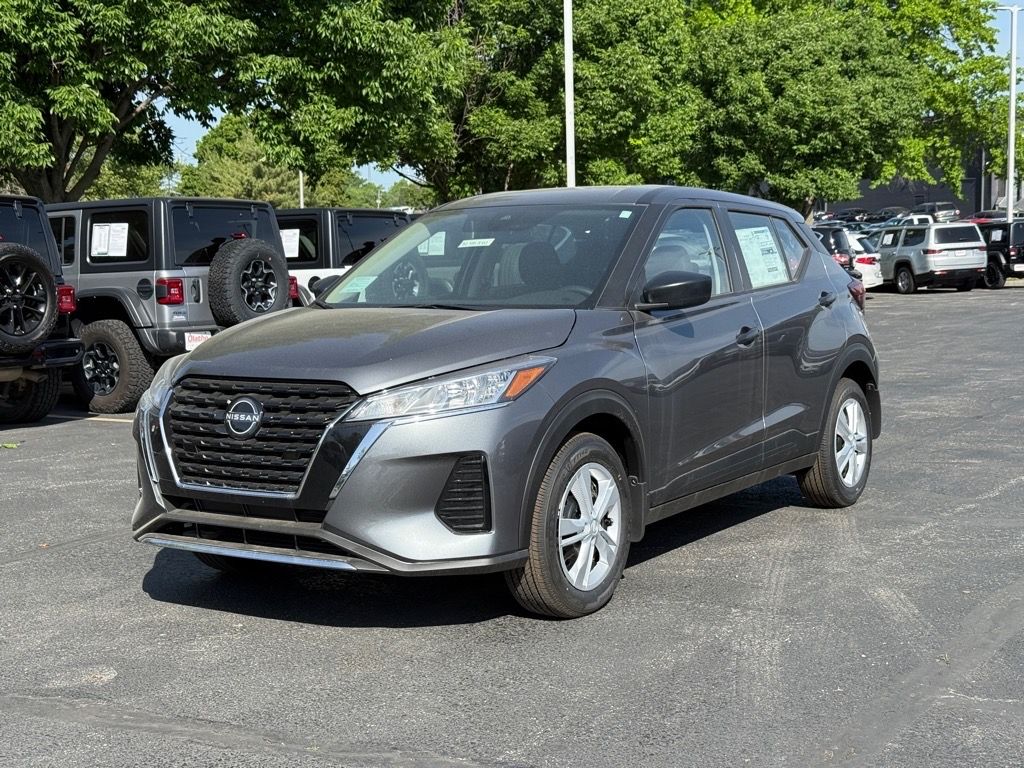 2025 Nissan Kicks Play S photo 2