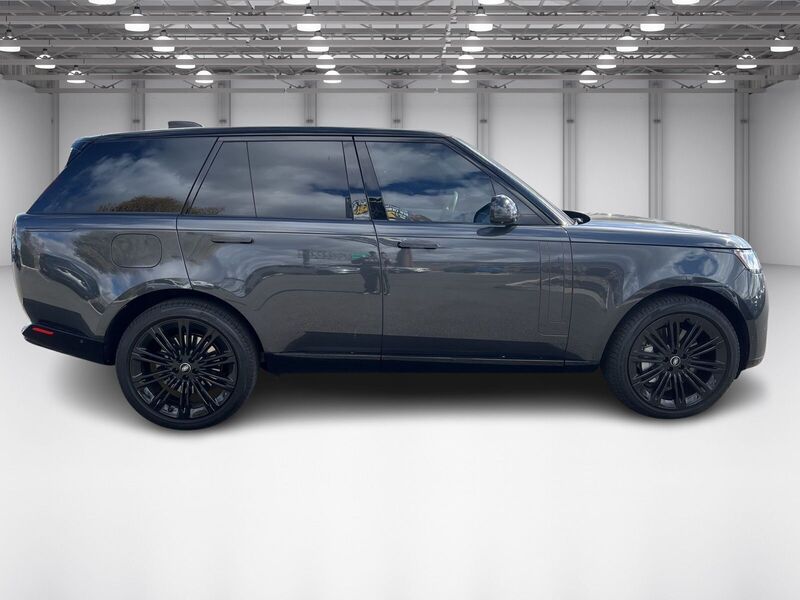 2023 Land Rover Range Rover SE photo 4