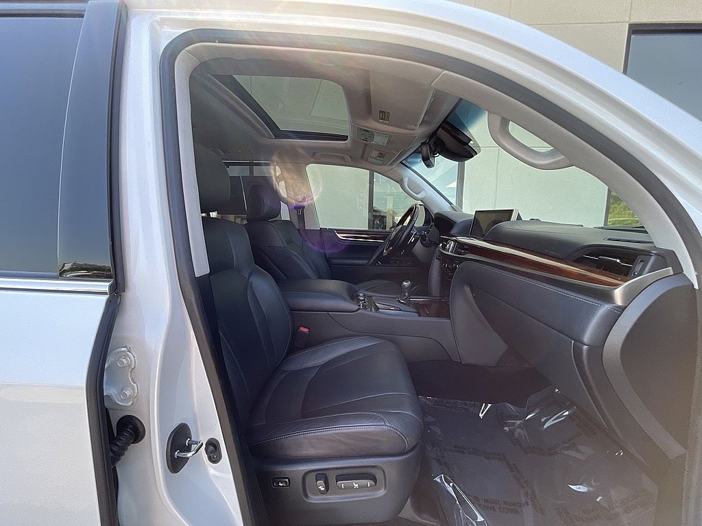 2019 Lexus LX 570 photo 31
