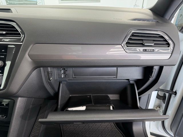 2023 Volkswagen Tiguan SE R-Line Black photo 30