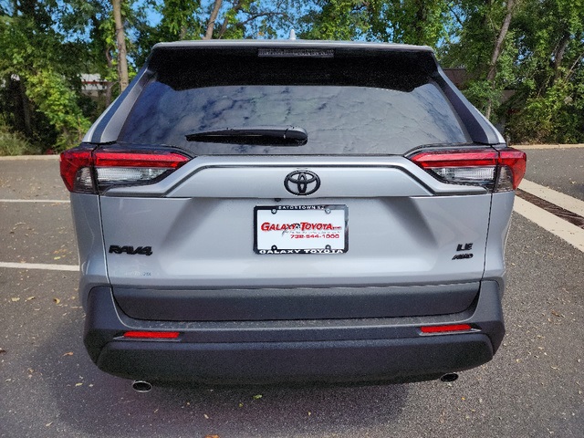 2025 Toyota RAV4 LE photo 4