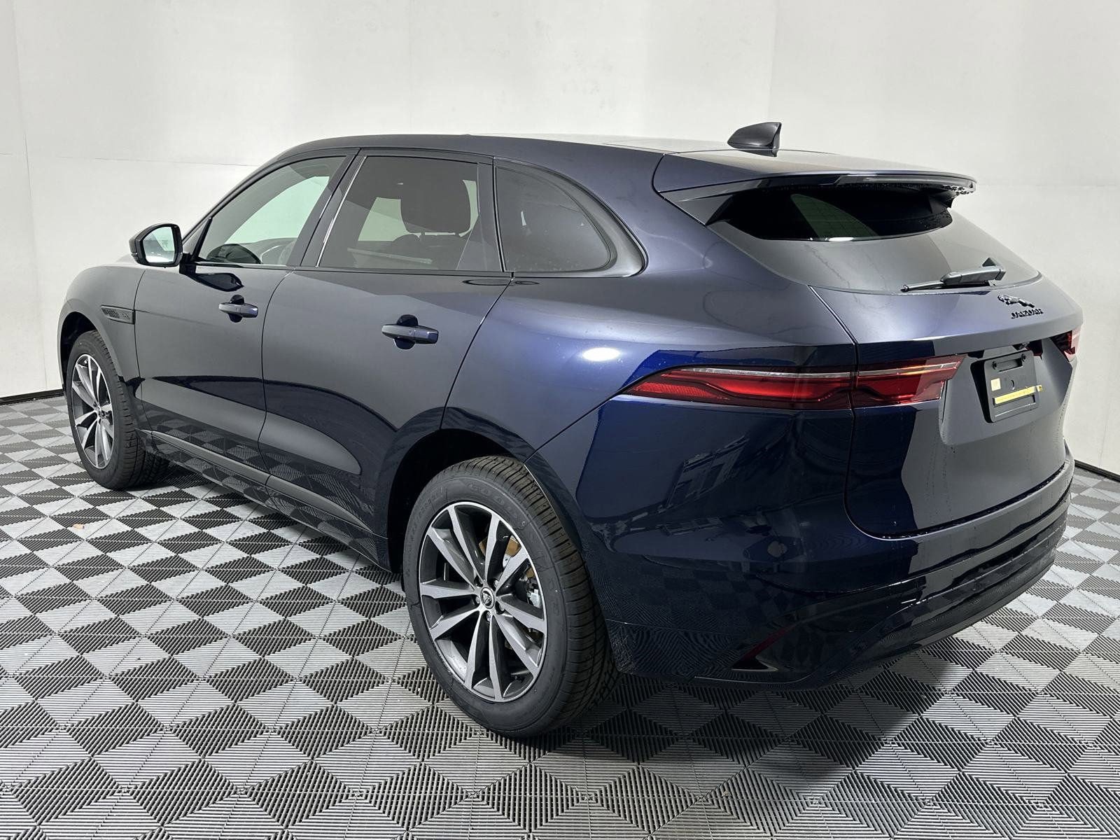2025 Jaguar F-PACE R-Dynamic S photo 2