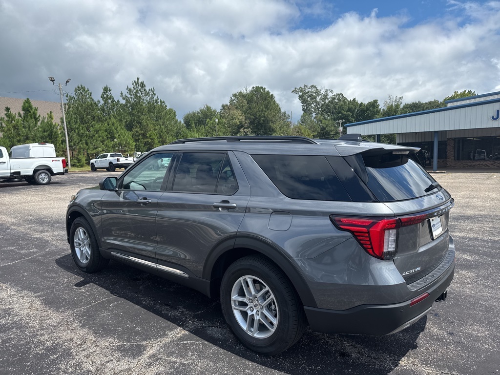 2025 Ford Explorer photo 14