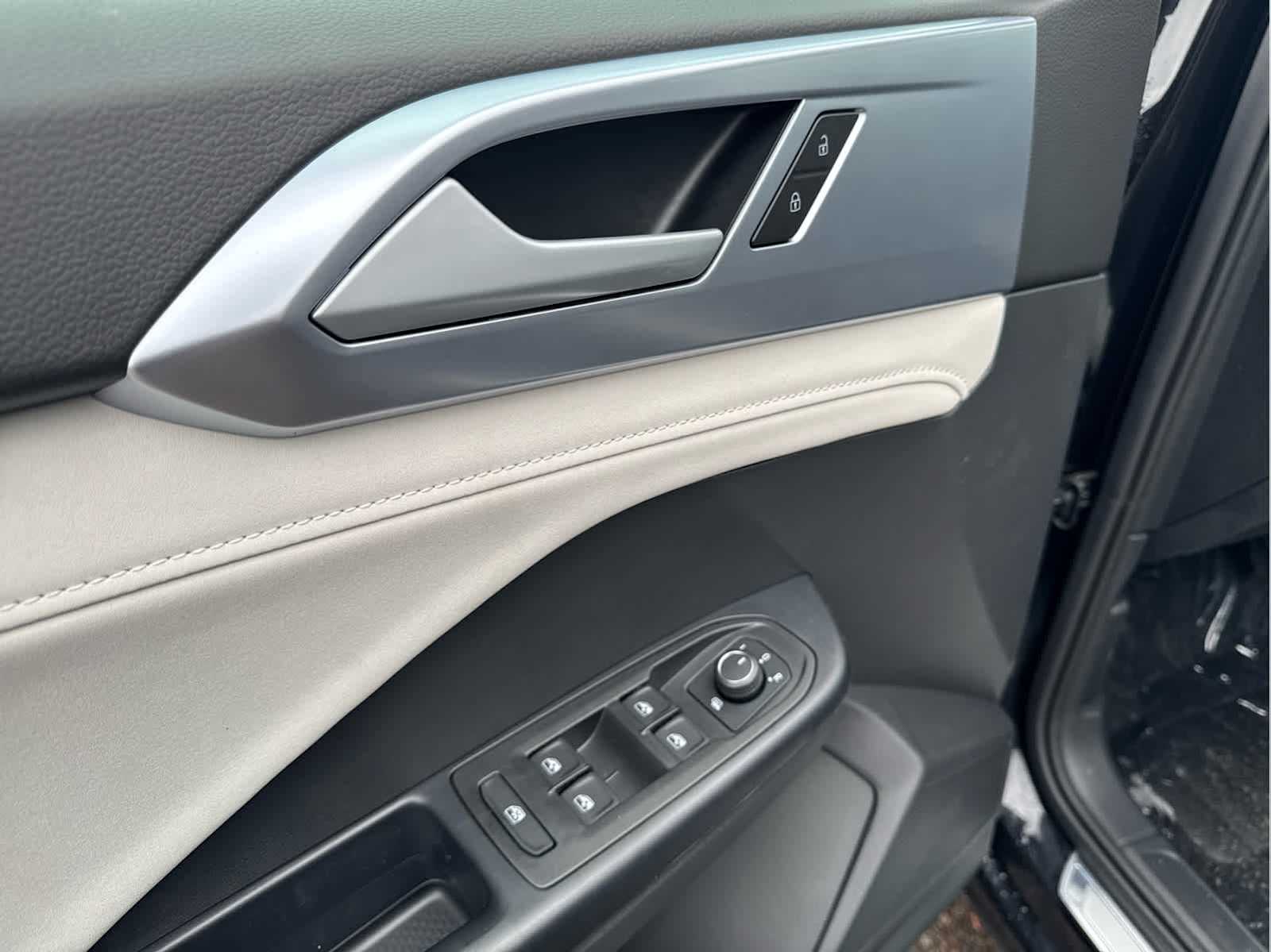 2025 Volkswagen Taos SE photo 12
