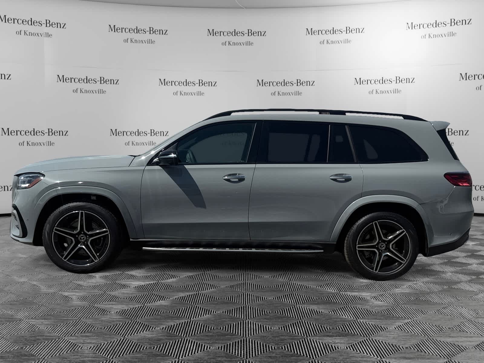 2025 Mercedes Benz GLS 450 4MATIC photo 2