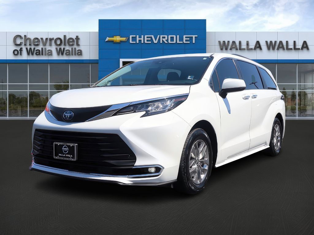 2023 Toyota Sienna XLE photo 3