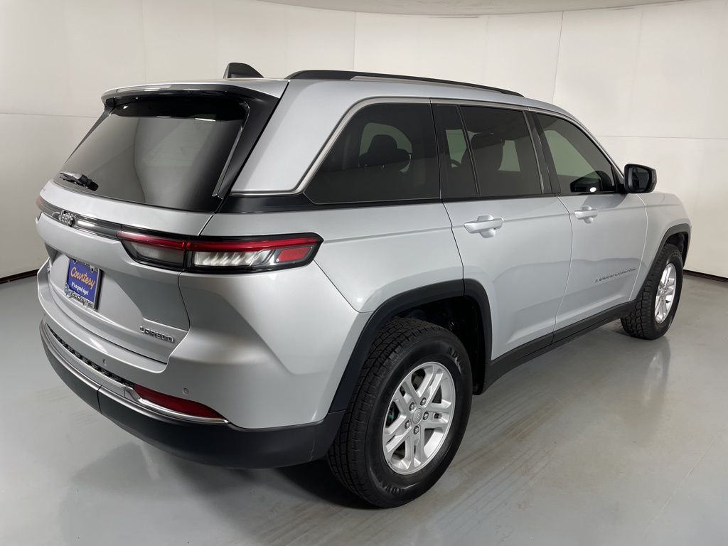 2023 Jeep Grand Cherokee Laredo photo 6
