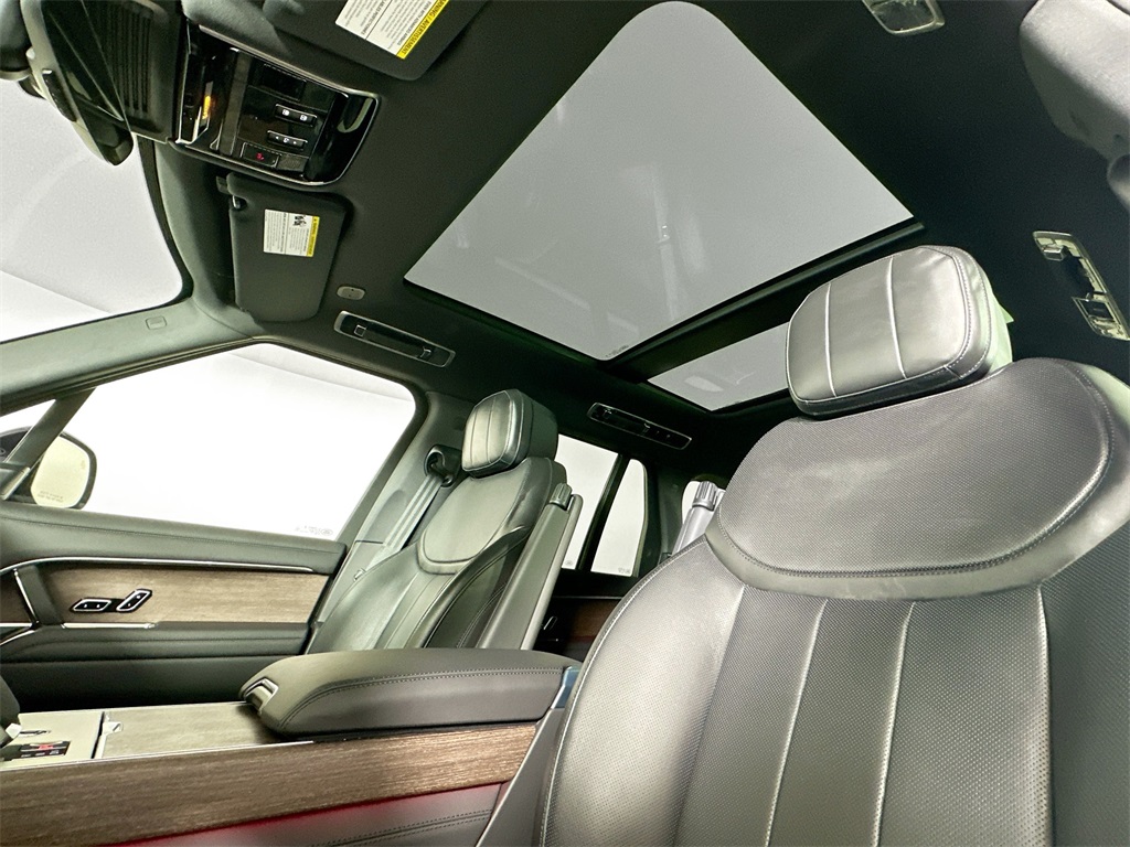 2025 Land Rover Range Rover SE photo 16
