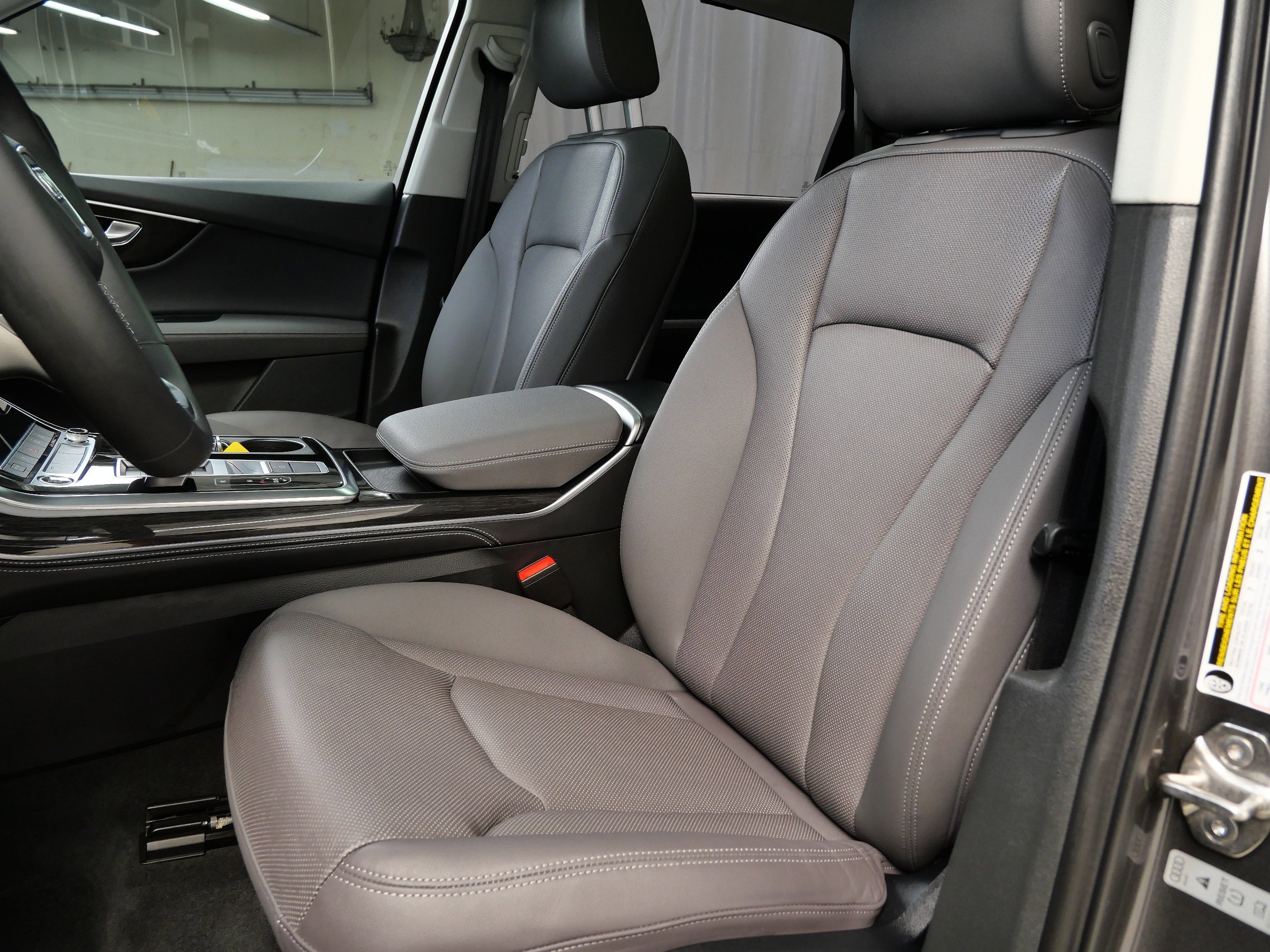2025 Audi Q7 Premium Plus photo 2