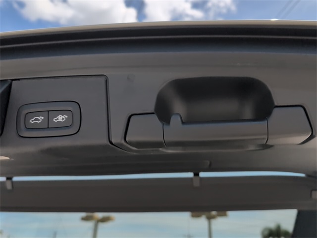 2023 Volvo XC60 B5 Ultimate photo 12