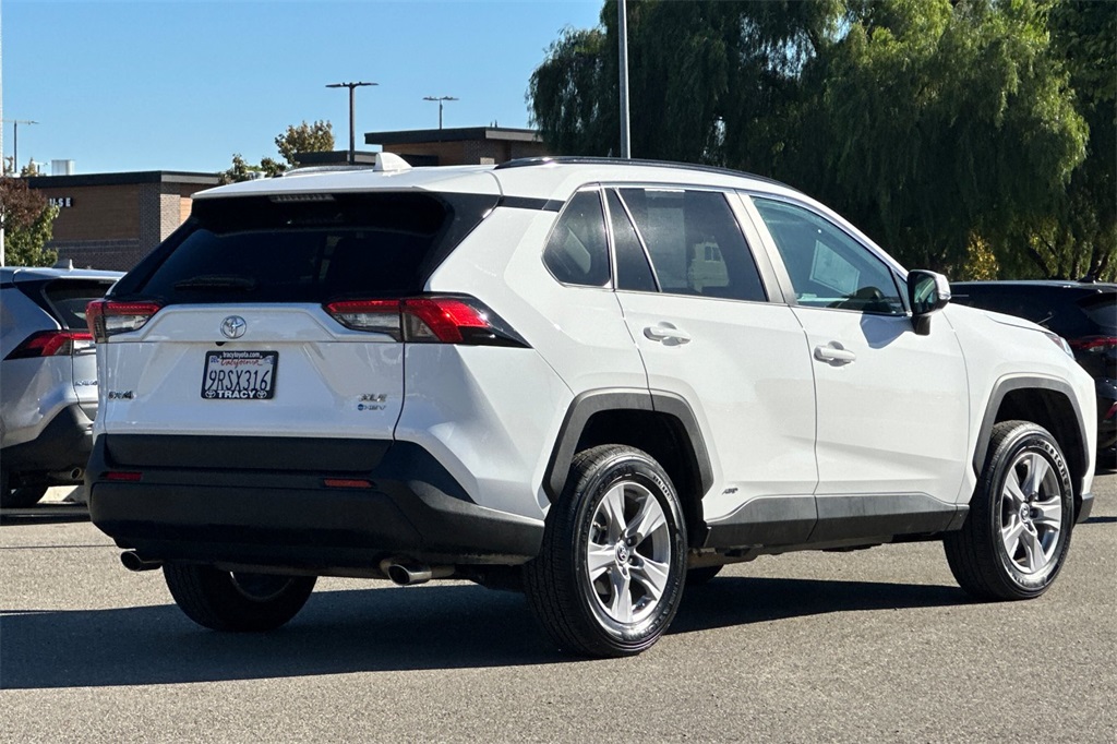 2025 Toyota RAV4 Hybrid XLE photo 2