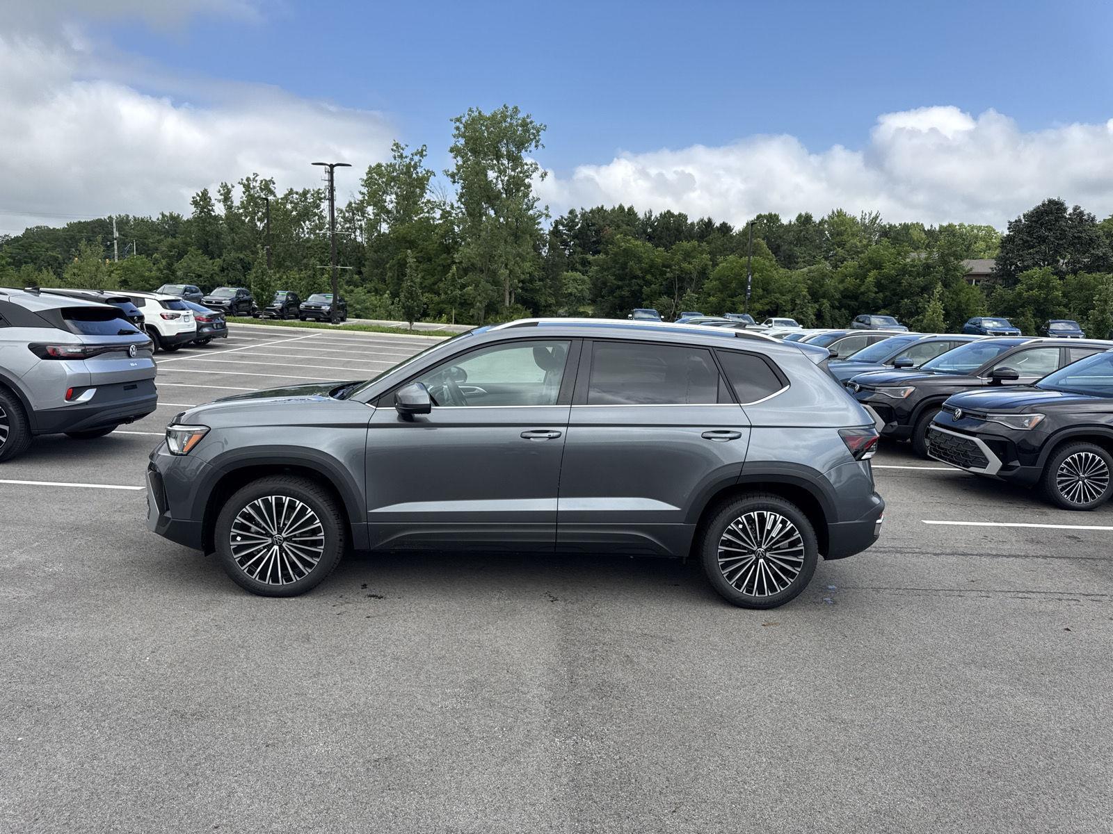 2025 Volkswagen Taos SE photo 3