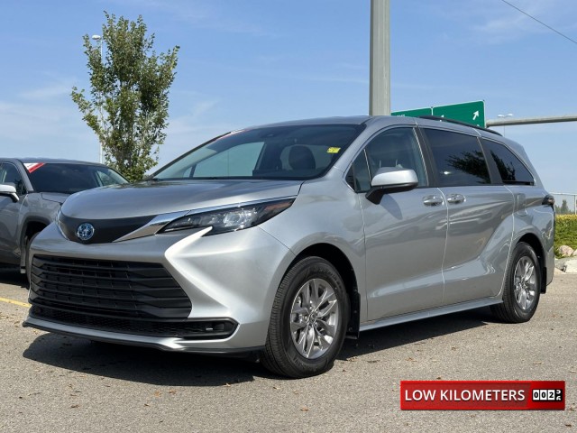 Vehicle Toyota Sienna Passenger Awd Pre-Owned 2025 Toyota Sienna