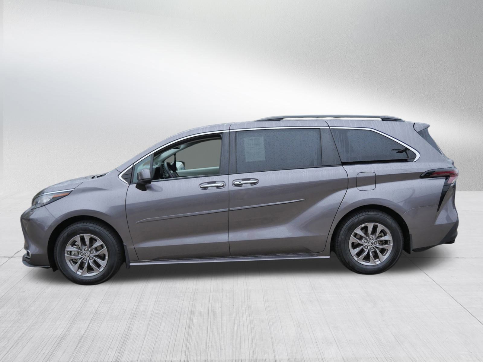 2023 Toyota Sienna XLE photo 4