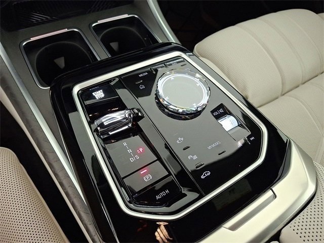 2025 Bmw 750e photo 9