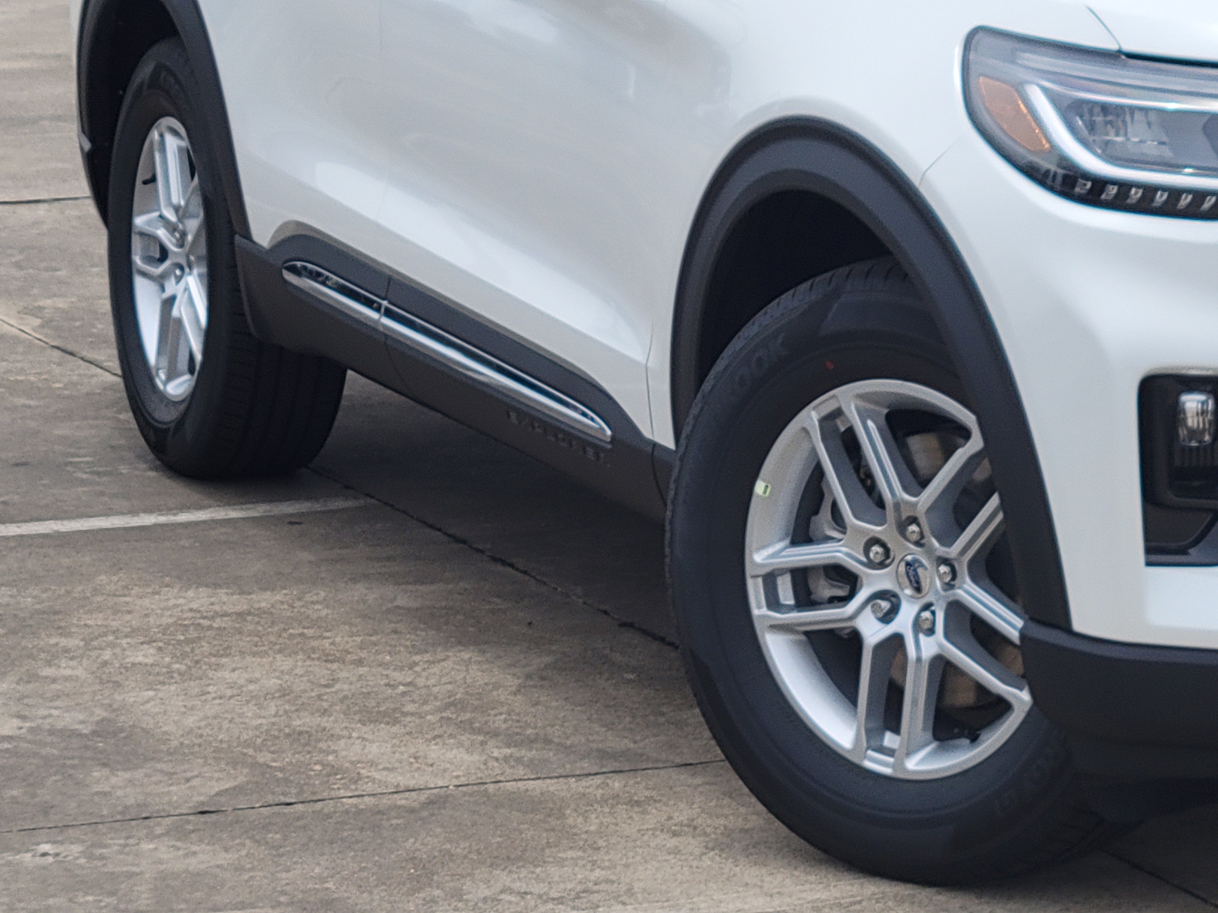 2025 Ford Explorer photo 4