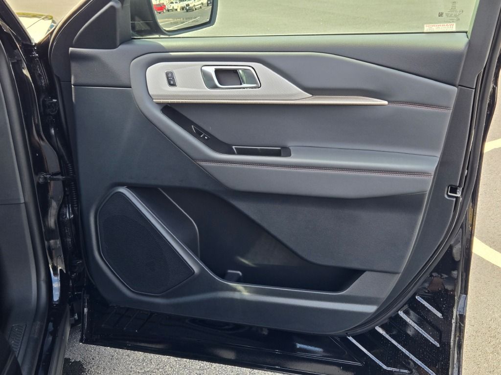 2025 Ford Explorer photo 3