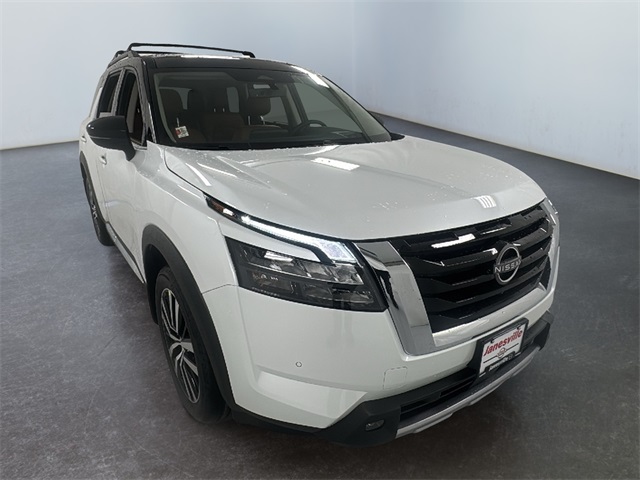 2025 Nissan Pathfinder Platinum's photo