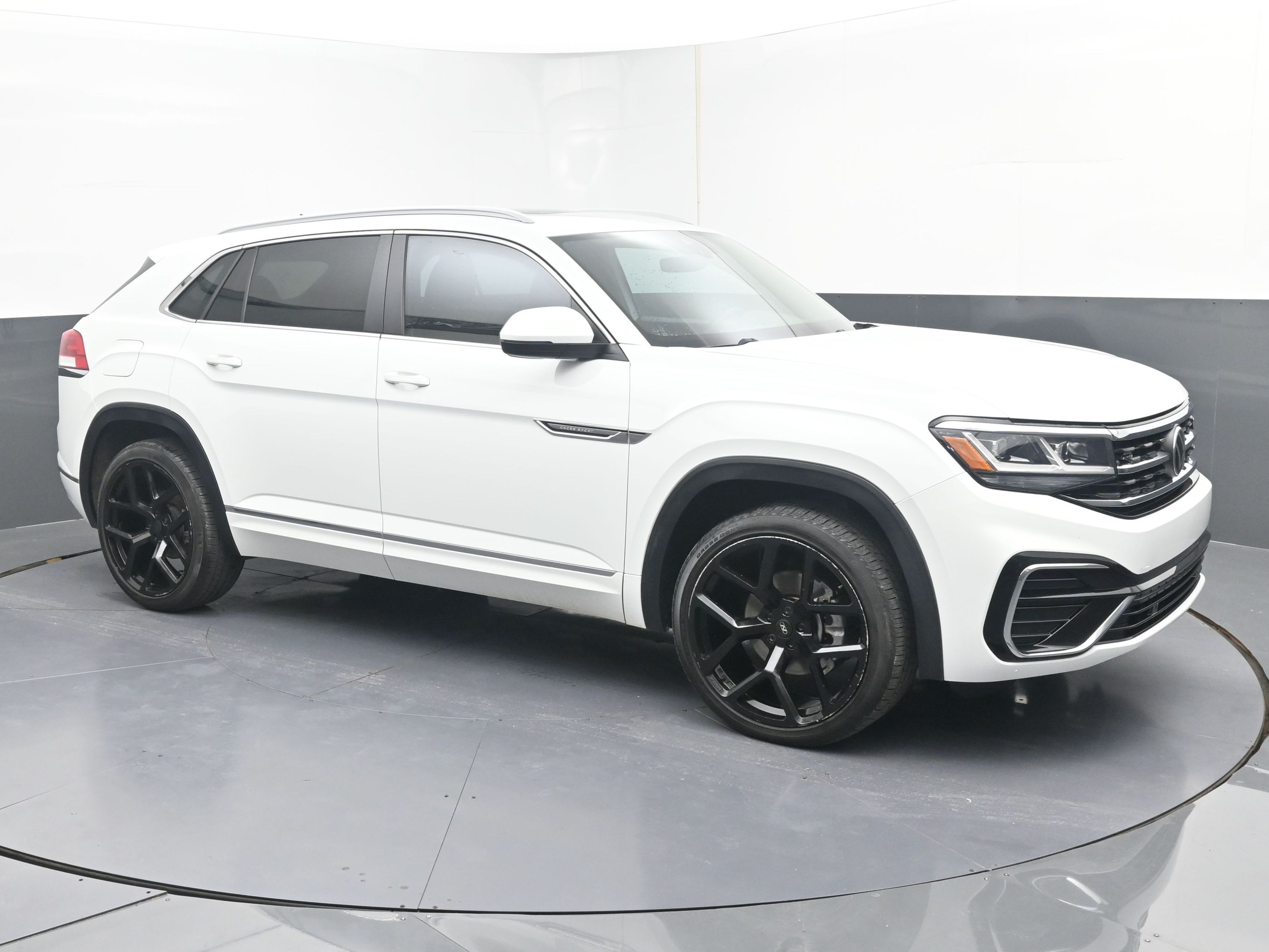 2020 Volkswagen Atlas Cross Sport SEL R-Line's photo