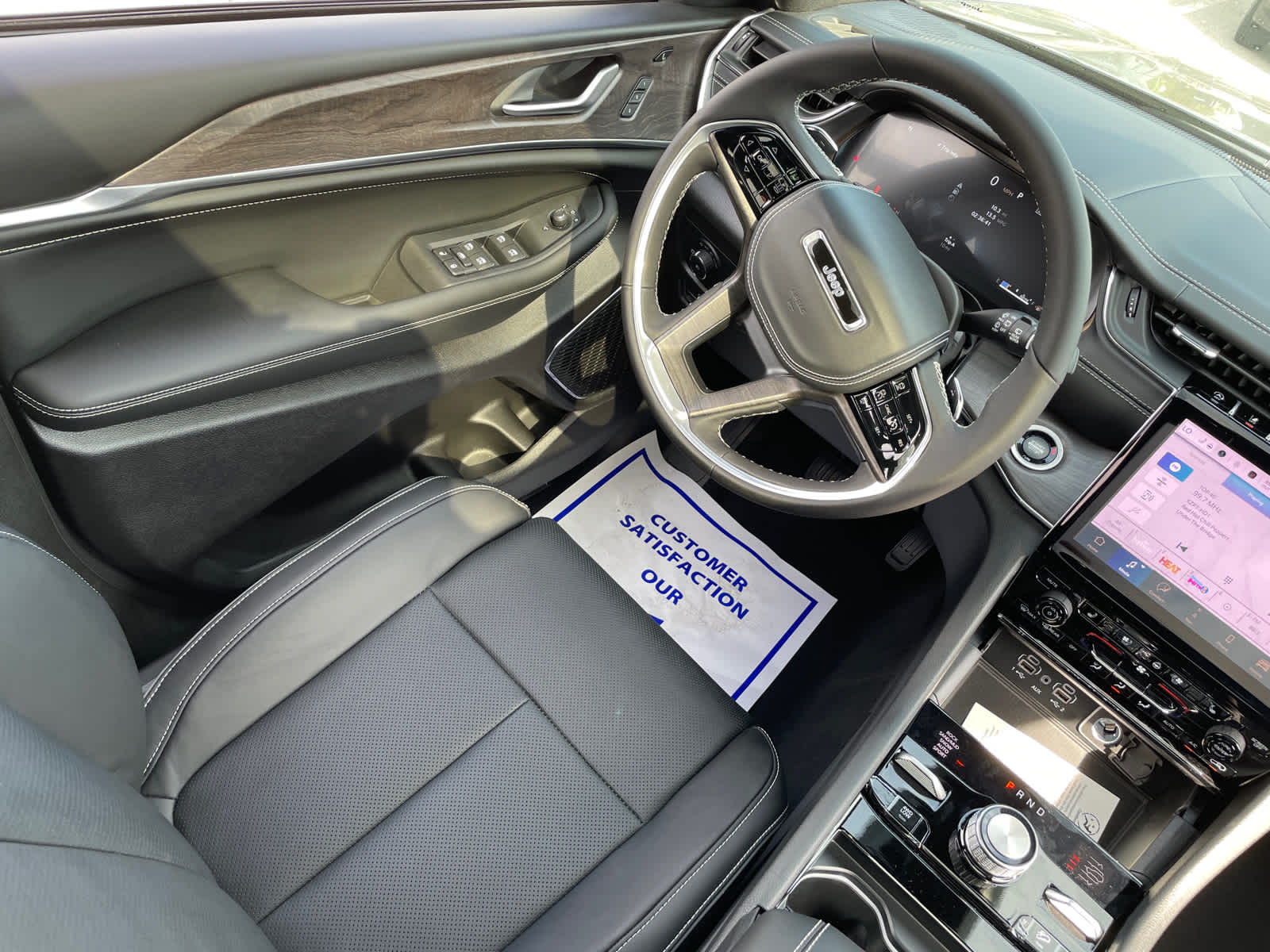 2025 Jeep Grand Cherokee Overland photo 15