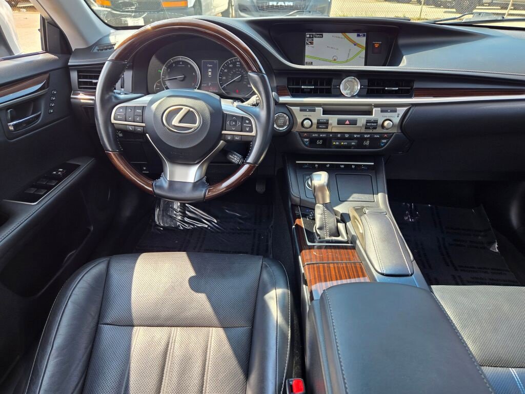 2016 Lexus ES 350 photo 16
