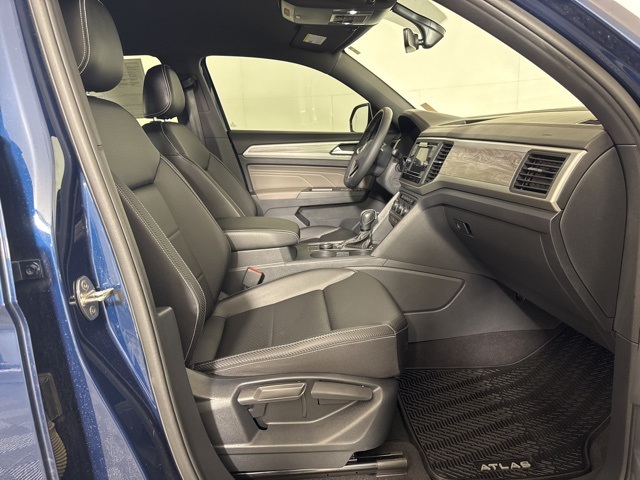 2023 Volkswagen Atlas Cross Sport SE photo 3