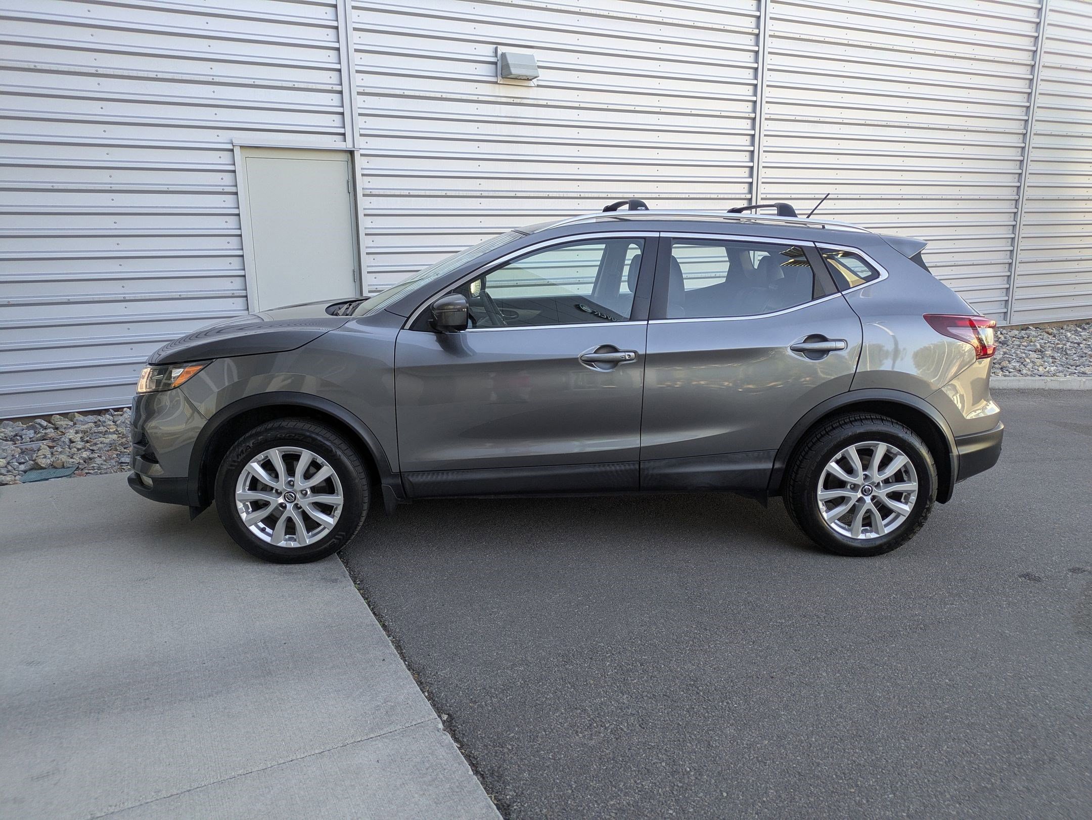 2020 Nissan Rogue Sport SV photo 2