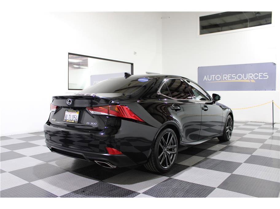 2019 Lexus IS 300 photo 3