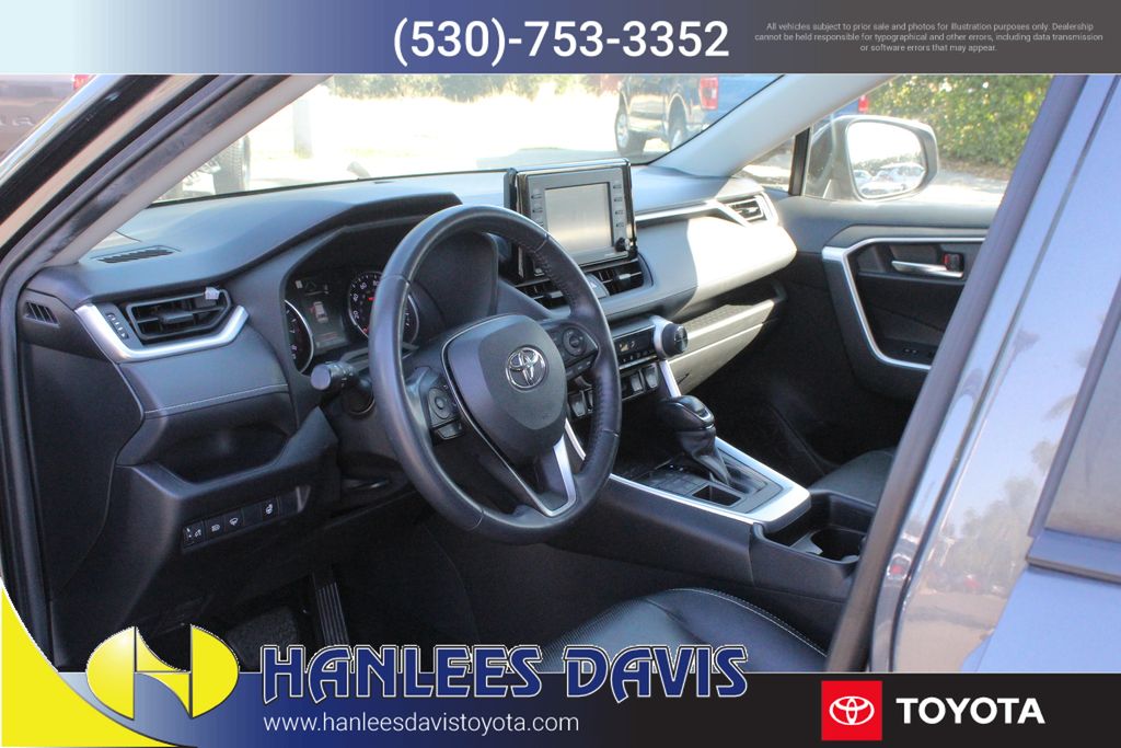 2020 Toyota RAV4 XLE photo 11