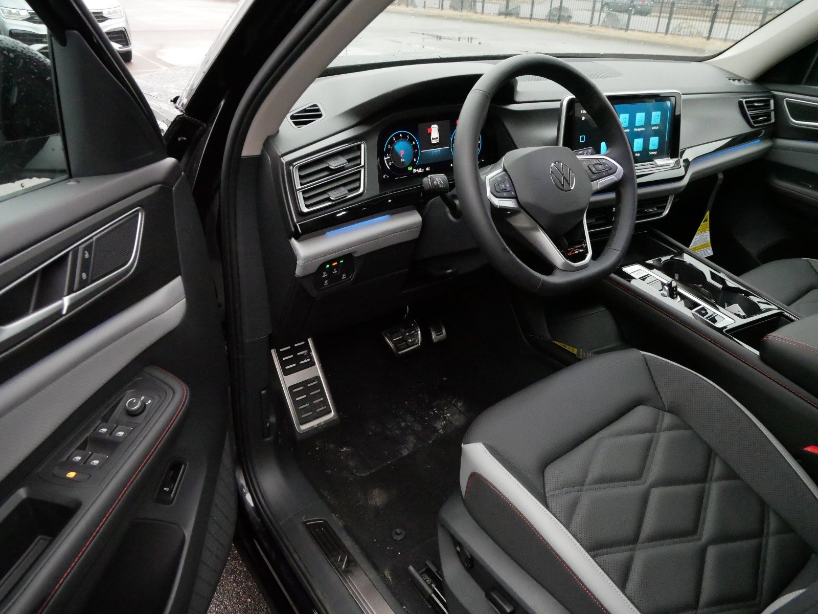 2025 Volkswagen Atlas Peak Edition SE photo 2