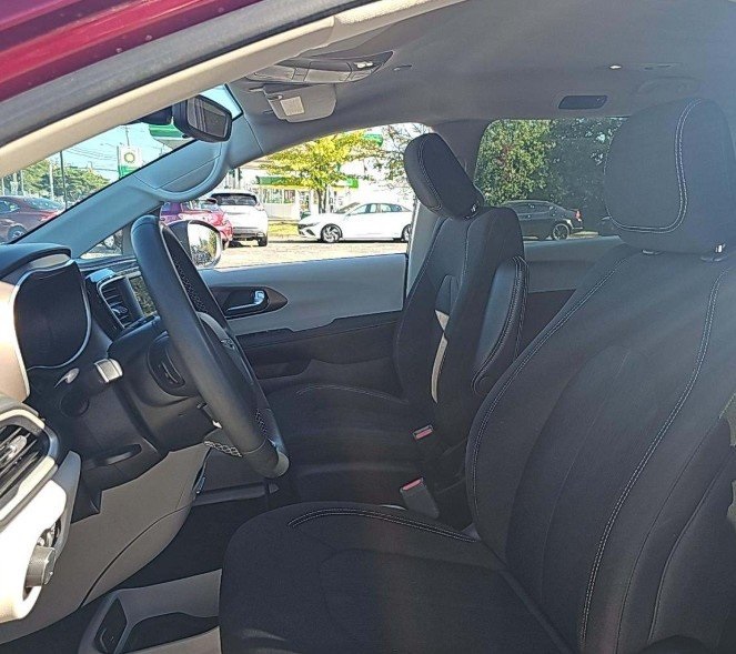 2023 Chrysler Voyager LX photo 3