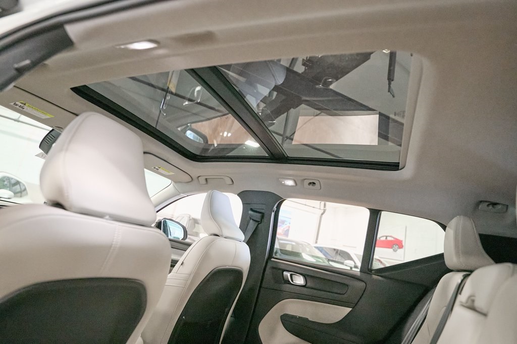 2026 VOLVO XC40 - Image 14