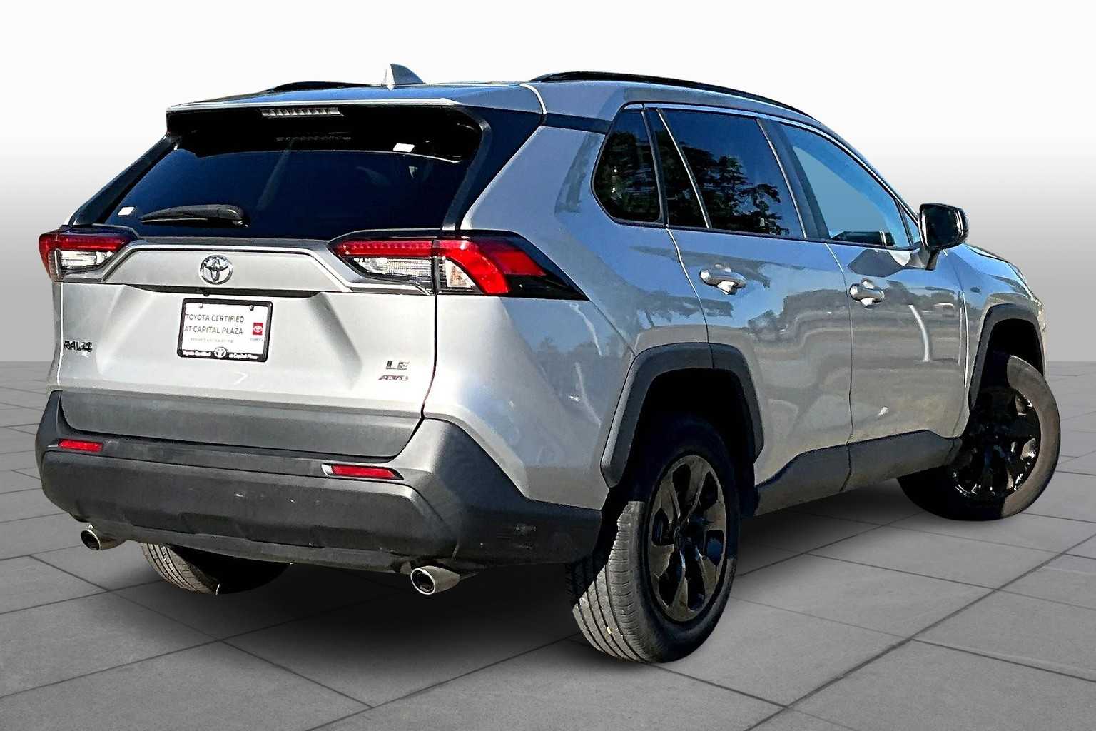 2021 Toyota RAV4 LE photo 11