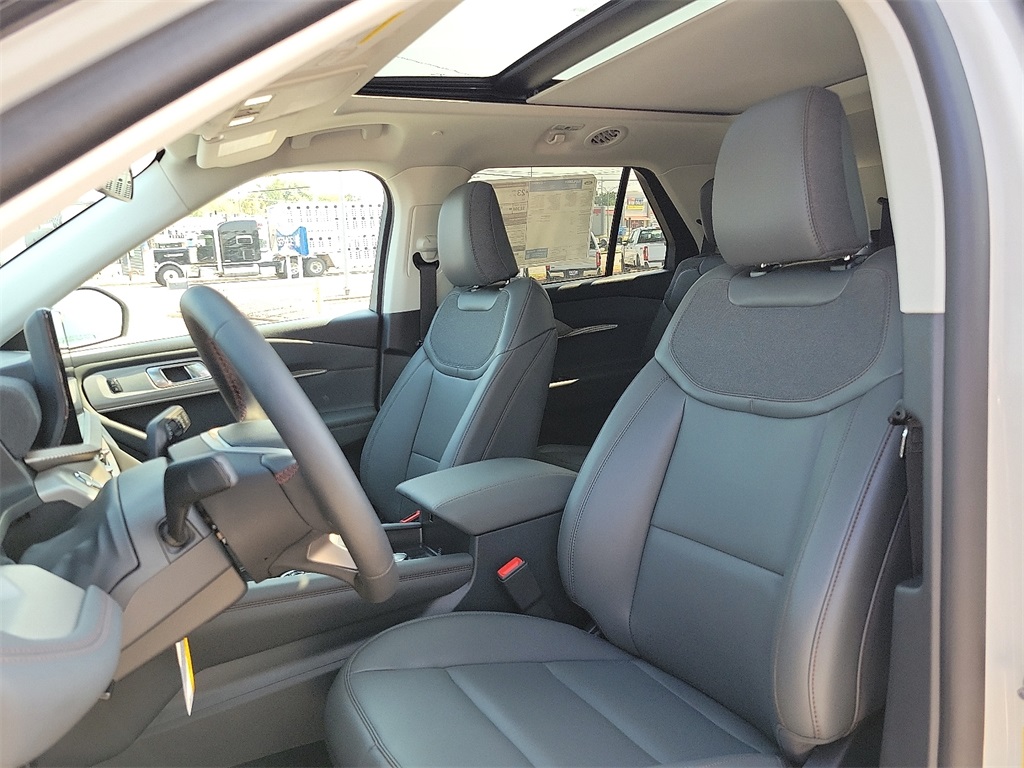 2025 Ford Explorer photo 12