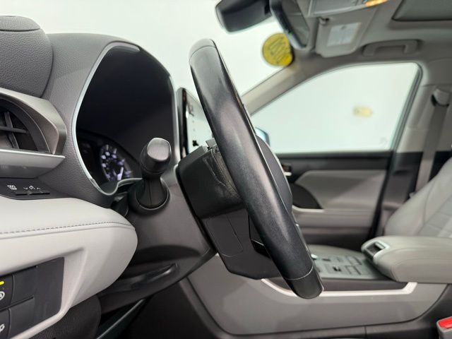 2020 Toyota Highlander XLE photo 47