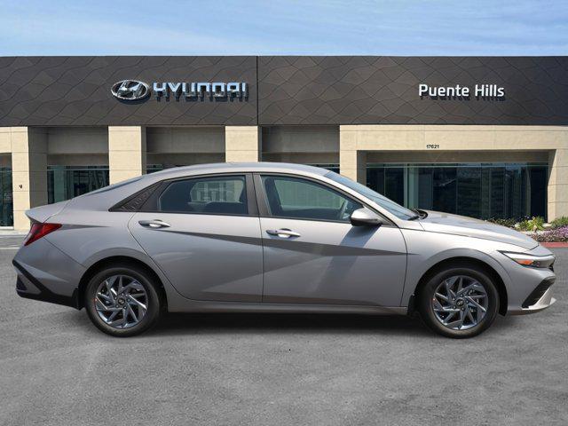 2025 Hyundai Elantra SEL Sport photo 2