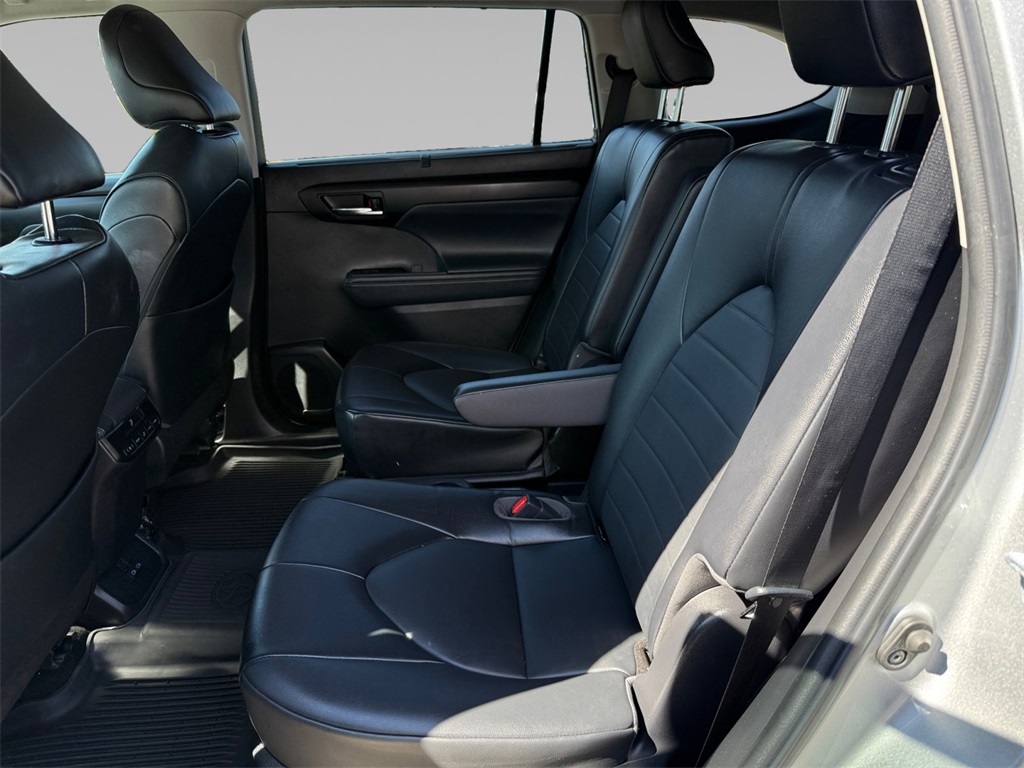 2022 Toyota Highlander XLE photo 16