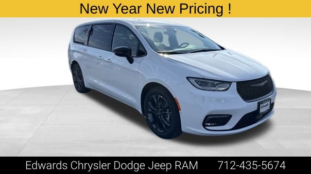 2026 Chrysler Pacifica Limited's photo