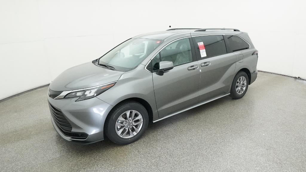 2026 Toyota Sienna LE's photo