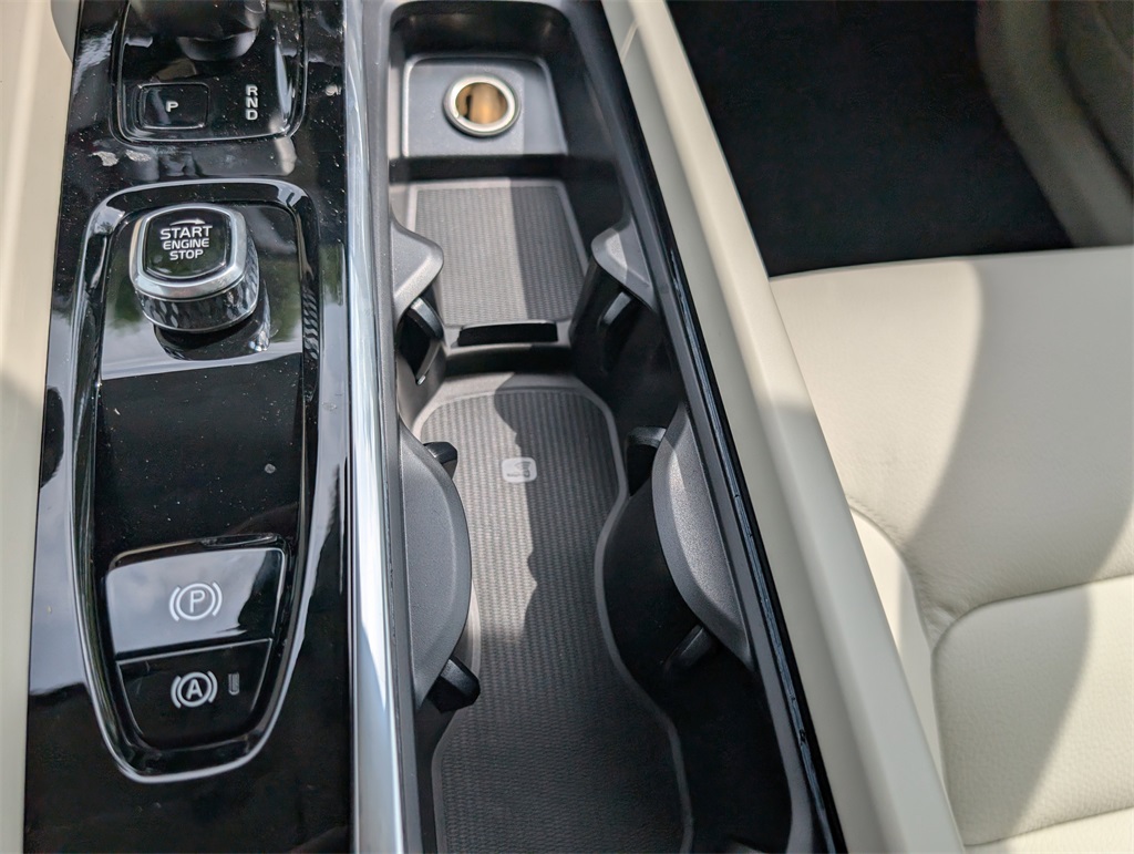 2025 Volvo XC60 Hybrid T8 Plus photo 17