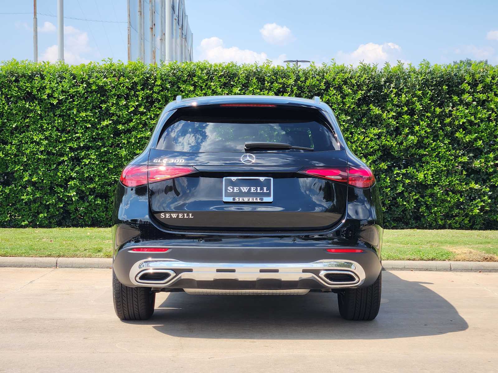 2025 Mercedes Benz GLC 300 photo 3
