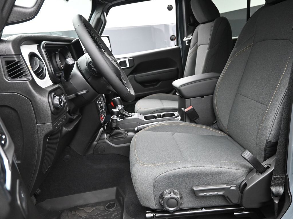 2025 Jeep Gladiator Willys photo 11