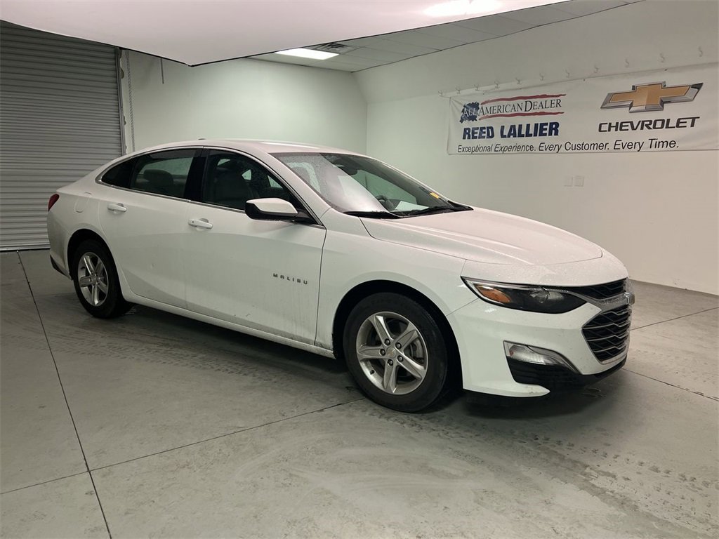 2022 Chevrolet Malibu LS photo 2