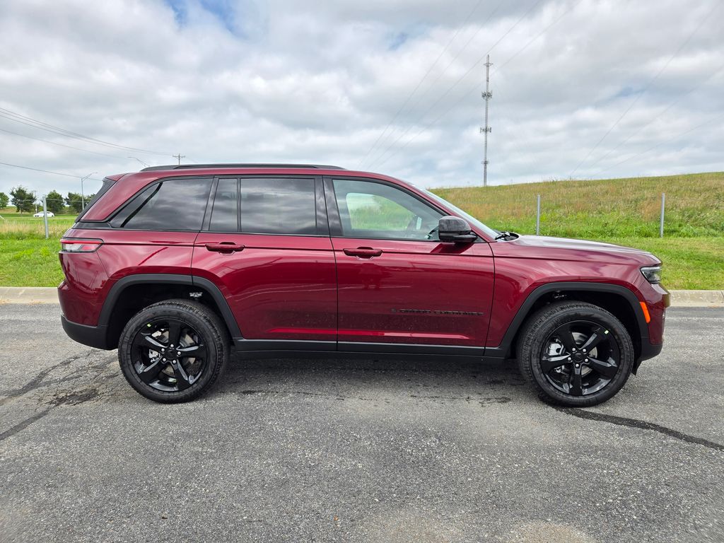 2025 Jeep Grand Cherokee Limited photo 2