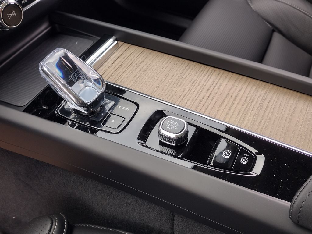 2026 VOLVO XC60 - Image 15