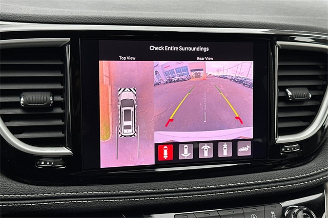 2023 Chrysler Pacifica Touring L photo 3