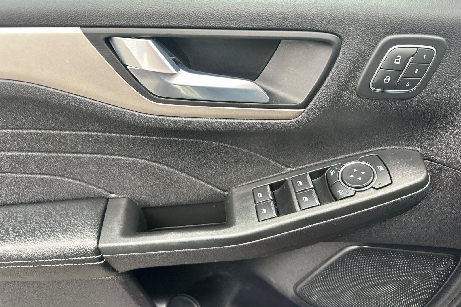 2022 Ford Escape SEL Plug-In Hybrid photo 9