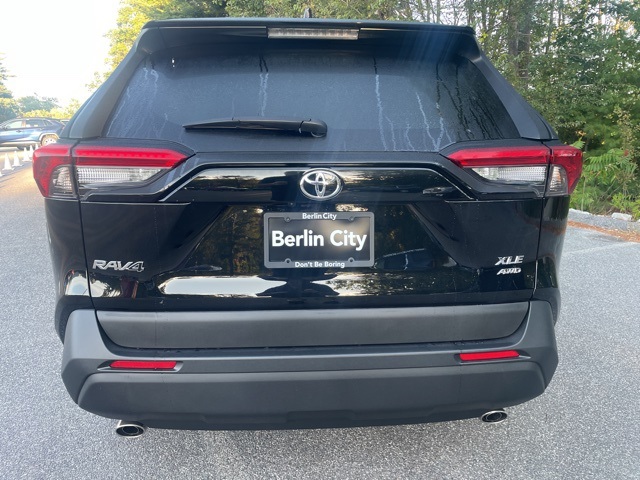 2025 Toyota RAV4 XLE photo 4