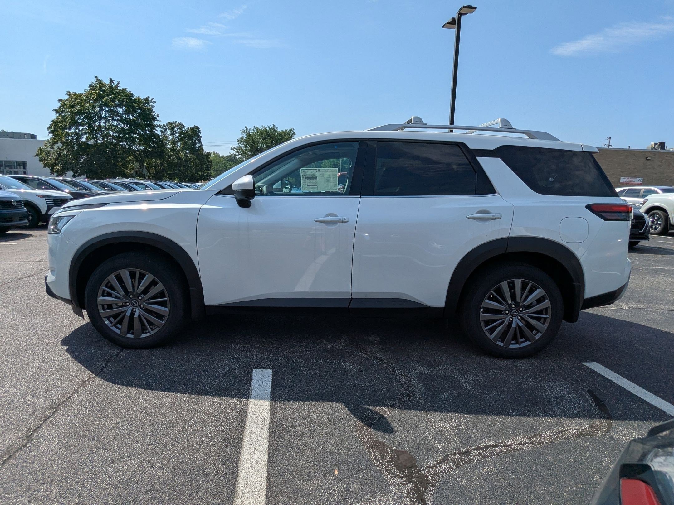 2025 Nissan Pathfinder SL photo 9