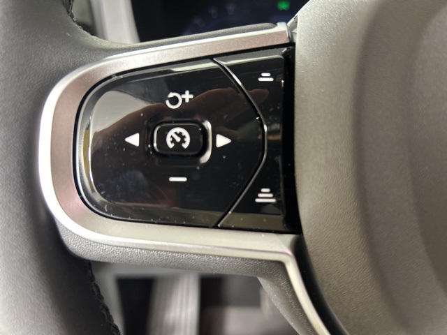 2025 Volvo XC60 B5 photo 22